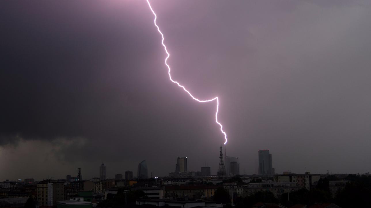 Lo Spettacolo Della Tempesta Di Fulmini Su Milano Foto Tgcom