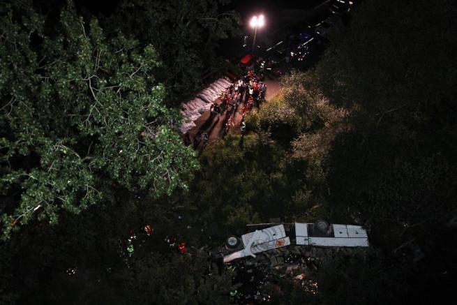 Irpinia Un Bus Giu Dal Viadotto Morti Feriti Gravissimi Video E Foto Della Tragedia