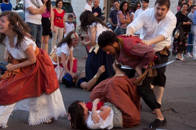   FOTO  -  Puglia: a Fasano si cacciano i Saraceni Fine settimana con la festa barocca della Scamiciata C_2_fotogallery_1021722__ImageGallery__imageGalleryItem_7_image