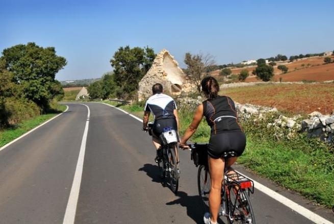   FOTO -   La Puglia in bicicletta - Itinerario rigorosamente su due ruote. tra le bellezze di Alberobello, Ostuni, Gallipoli, S. Maria di Leuca, Otranto. C_2_fotogallery_1019911__ImageGallery__imageGalleryItem_2_image