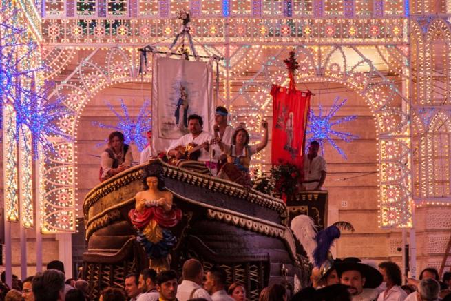   FOTO  -  Puglia: a Fasano si cacciano i Saraceni Fine settimana con la festa barocca della Scamiciata C_2_fotogallery_1021722__ImageGallery__imageGalleryItem_9_image