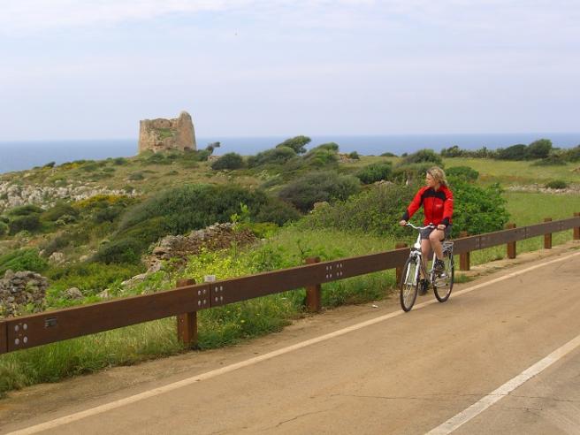   FOTO -   La Puglia in bicicletta - Itinerario rigorosamente su due ruote. tra le bellezze di Alberobello, Ostuni, Gallipoli, S. Maria di Leuca, Otranto. C_2_fotogallery_1019911__ImageGallery__imageGalleryItem_6_image