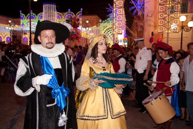   FOTO  -  Puglia: a Fasano si cacciano i Saraceni Fine settimana con la festa barocca della Scamiciata C_2_fotogallery_1021722__ImageGallery__imageGalleryItem_2_image