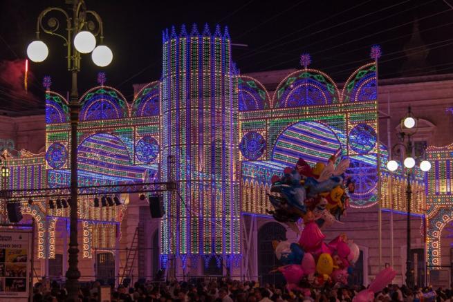   FOTO  -  Puglia: a Fasano si cacciano i Saraceni Fine settimana con la festa barocca della Scamiciata C_2_fotogallery_1021722__ImageGallery__imageGalleryItem_0_image