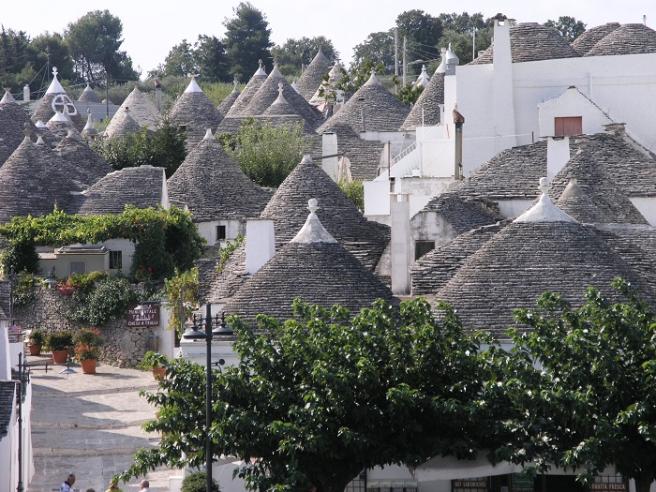   FOTO -   La Puglia in bicicletta - Itinerario rigorosamente su due ruote. tra le bellezze di Alberobello, Ostuni, Gallipoli, S. Maria di Leuca, Otranto. C_2_fotogallery_1019911__ImageGallery__imageGalleryItem_10_image